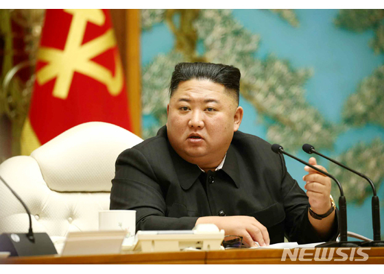 [서울=뉴시스] 박진희 기자 = 북한 노동신문은 "5일 김정은 국무위원장이 조선노동당 중앙위원회 제7기 제19차 정치국회의를 주재하고 연말까지 '80일전투'를 벌이기로 결정했다"고 6일 보도했다. (사진=노동신문 캡처) 2020.10.06.photo@newsis.com