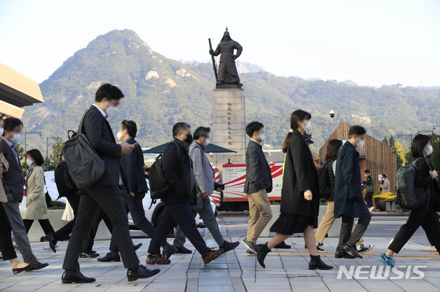 [서울=뉴시스] 박민석 기자 = 서울 종로구 세종로네거리에서 긴팔 차림의 시민들이 출근길 발걸음을 옮기고 있다. 2020.10.06. mspark@newsis.com