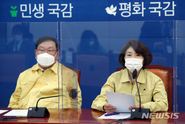 [서울=뉴시스] 최동준 기자 = 한정애 더불어민주당 정책위의장이 6일 오전 서울 여의도 국회에서 열린 국정감사 대책회의에서 모두발언을 하고 있다. (공동취재사진) 2020.10.06. photo@newsis.com