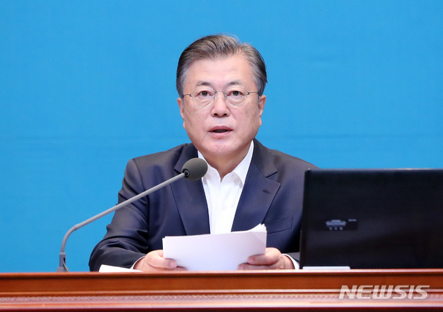 [서울=뉴시스]추상철 기자 =문재인 대통령이 6일 오전 청와대 여민관에서 영상으로 열린 제51회 국무회의에 참석해 발언하고 있다. 2020.10.06.&nbsp; scchoo@newsis.com