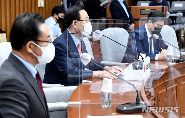 [서울=뉴시스] 김진아 기자 = 주호영 국민의힘 원내대표가 6일 서울 여의도 국회에서 열린 국민의힘 국정감사 사전대책회의에서 모두발언을 하고 있다. (공동취재사진) 2020.10.06. photo@newsis.com