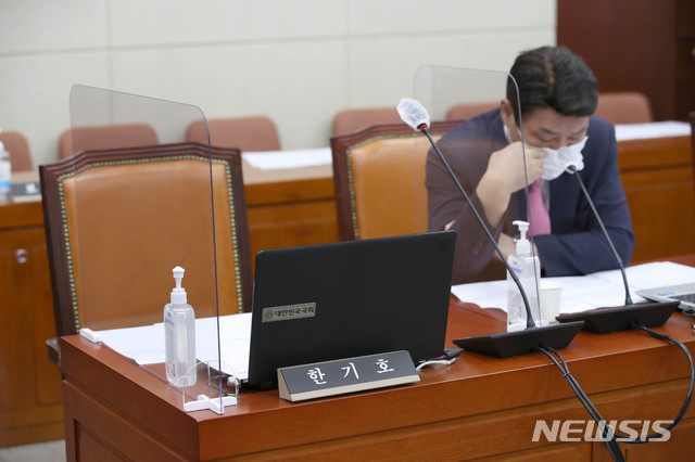 [서울=뉴시스]김선웅 기자 = 6일 오전 서울 여의도 국회에서 열린 국방위원회 전체회의에서 사퇴 의사를 표명한 한기호 국민의힘 간사의 빈 자리가 보이고 있다. 2020.10.06.&nbsp; mangusta@newsis.com