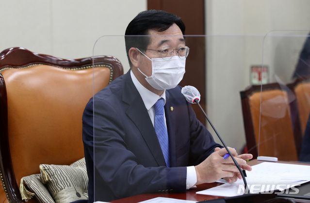 [서울=뉴시스]김선웅 기자 = 민홍철 국회 국방위원장이 6일 오전 서울 여의도 국회에서 열린 국방위원회 전체회의에를 주재하고 있다. 2020.10.06.&nbsp; mangusta@newsis.com