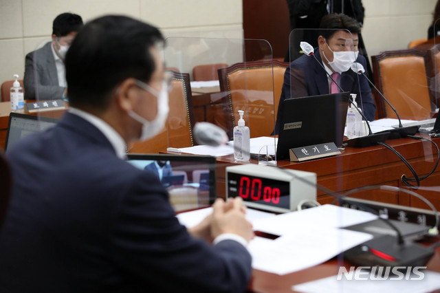 [서울=뉴시스]김선웅 기자 = 6일 오전 서울 여의도 국회에서 열린 국방위원회 전체회의에서 사퇴 의사를 표명한 한기호 국민의힘 간사의 빈 자리가 보이고 있다. 2020.10.06. mangusta@newsis.com