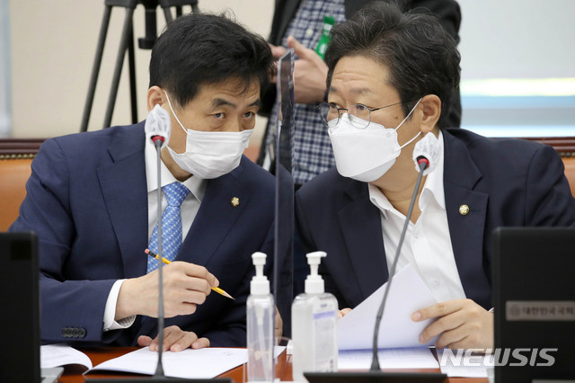 [서울=뉴시스]김선웅 기자 = 황희(오른쪽) 국회 국방위 여당 간사와 김민기 의원이 6일 오전 서울 여의도 국회에서 열린 국방위원회 전체회의에서 논의를 하고 있다. 2020.10.06.&nbsp; mangusta@newsis.com