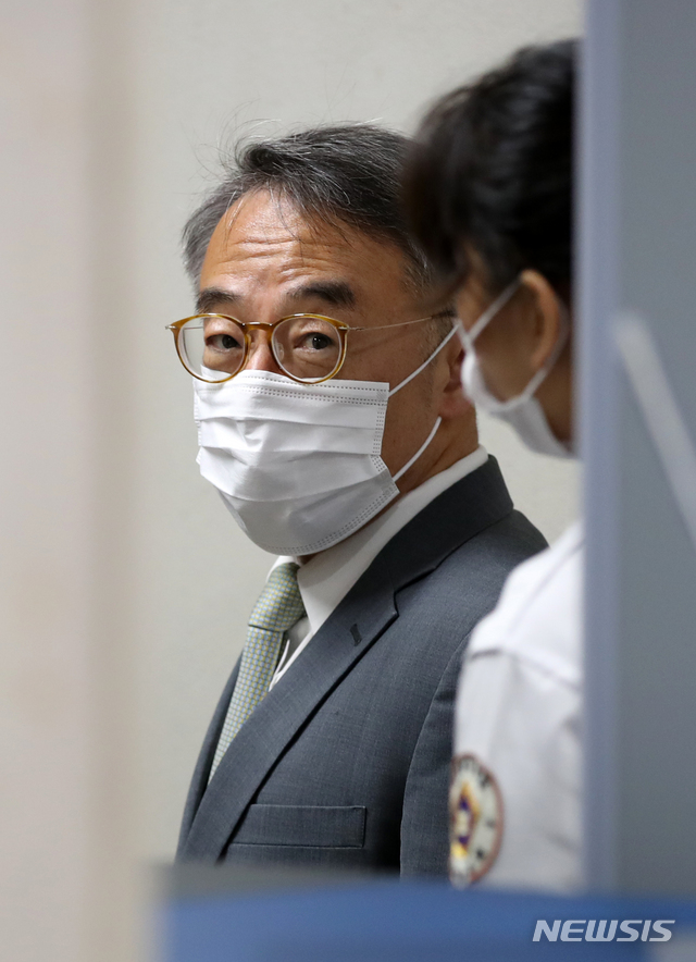 [서울=뉴시스] ''사법농단' 혐의를 받는 임종헌 전 법원행정처 차장이 지난해 10월6일 오전 서울 서초구 서울중앙지방법원에서 열린 73차 공판에 출석하고 있다. (사진=뉴시스 DB). photo@newsis.com