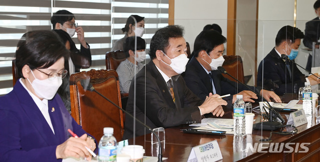 [서울=뉴시스] 최동준 기자 = 이낙연 더불어민주당 대표가 6일 오전 서울 마포구 백범로 경총에서 열린 한국경영자총협회와의 간담회에서 발언을 하고 있다. (공동취재사진) 2020.10.06.&nbsp; photo@newsis.com