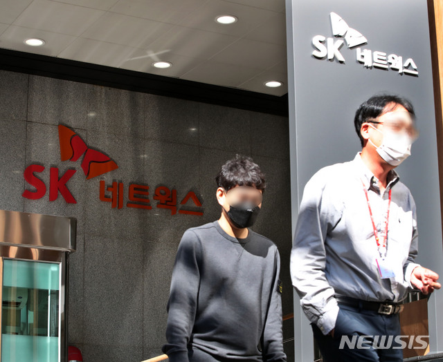 [서울=뉴시스] 박주성 기자 = 검찰이 SK네트웍스의 비자금 조성 정황을 포착하고 압수수색을 하고 있는 6일 오전 서울 중구 SK네트웍스 본사에서 직원들이 이동하고 있다. 서울중앙지검 반부패수사1부는 SK네트웍스 서울사무소 등 10곳에 검사와 수사관들을 보내 회계장부 등 관련 자료를 확보하고 있다. 2020.10.06.&nbsp; park7691@newsis.com