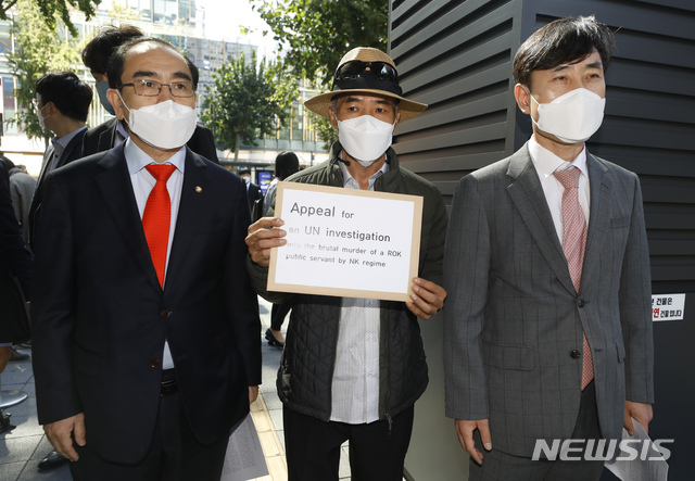 [서울=뉴시스] 고승민 기자 = 북한군에 피격돼 숨진 해양수산부 산하 서해어업지도관리단 소속 해양수산서기(8급) A씨의 형 이래진씨가 6일 국민의힘 하태경, 태영호 의원과 함께 서울 종로구 북한인권사무소에 진상조사를 촉구하는 요청서를 전달하기 위해 사무소로 향하고 있다. 2020.10.06.kkssmm99@newsis.com