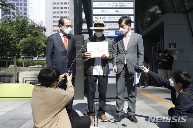 [서울=뉴시스] 고승민 기자 = 북한군에 피격돼 숨진 해양수산부 산하 서해어업지도관리단 소속 해양수산서기(8급) A씨의 형 이래진(가운데) 씨가 6일 국민의힘 하태경, 태영호 의원과 함께 서울 종로구 북한인권사무소에 진상조사를 촉구하는 요청서를 전달하기 전 취재진 질문에 답하고 있다. 2020.10.06.kkssmm99@newsis.com