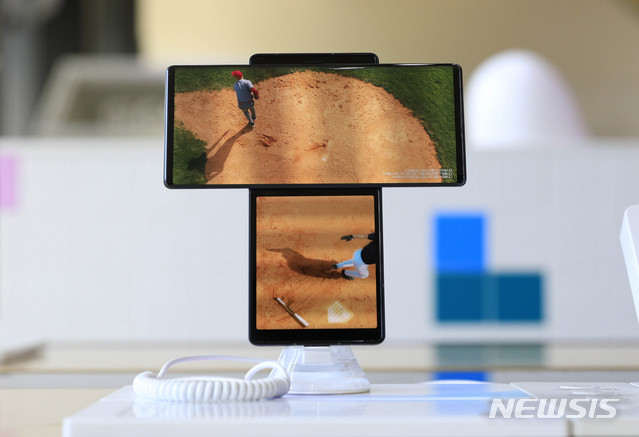 [서울=뉴시스] 박민석 기자 = LG전자의 스마트폰 'LG 윙'이 출시된 6일 오후 서울 종로구 KT스퀘어에 'LG 윙'이 전시돼 있다. 2020.10.06. mspark@newsis.com