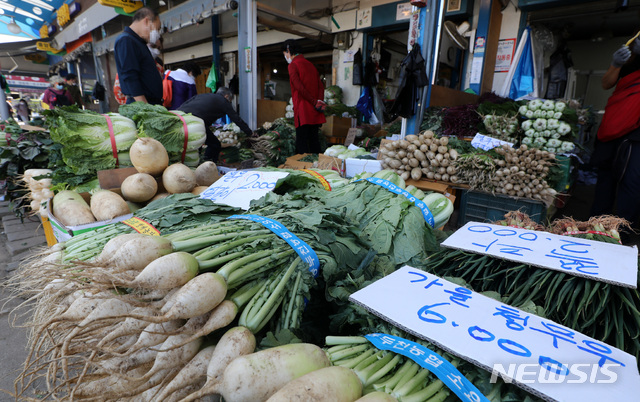 [서울=뉴시스] 이영환 기자 = 9월 소비자물가 상승률이 1.0%를 보이며 6개월만에 1.0%대로 진입한 6일 오후 서울 동대문구 경동시장에서 시민들이 농산물 등을 구매하고 있다. 긴 장마로 농·축·수산물 가격이 1년 전보다 13.5% 상승해 2011년 3월 이후 가장 큰폭을 나타냈으며 채소류 가격은 2016년 10월 이후 최대 상승폭인 34.7%을 기록했다. 2020.10.06.&nbsp; 20hwan@newsis.com