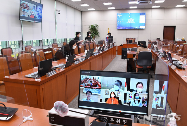 [서울=뉴시스]김선웅 기자 = 신종 코로나바이러스 감염증(코로나19) 사태 속에 21대 국회 첫 국정감사가 하루 앞으로 다가왔다. 6일 오후 국회 외교통일위원회 회의실이 국정감사 준비로 분주하다. 외통위는 올해 해외공관에 대해 현지가 아닌 국회에서 비대면 화상 국감을 할 계획이다. (공동취재사진) 2020.09.06.&nbsp; photo@newsis.com