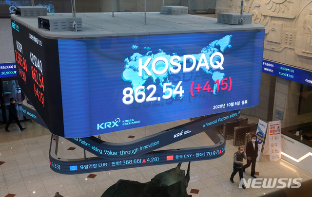 [서울=뉴시스]배훈식 기자 = 서울 영등포구 여의도 한국거래소 전광판. 2020.10.06. dahora83@newsis.com