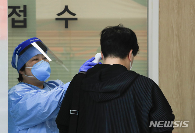 [서울=뉴시스] 박민석 기자 = 한 시민이 6일 오후 서울 마포구 마포구보건소 신종 코로나바이러스 감염증(코로나19) 선별진료소에서 검사를 받기 전 체온을 측정하고 있다. 2020.10.06.&nbsp; mspark@newsis.com