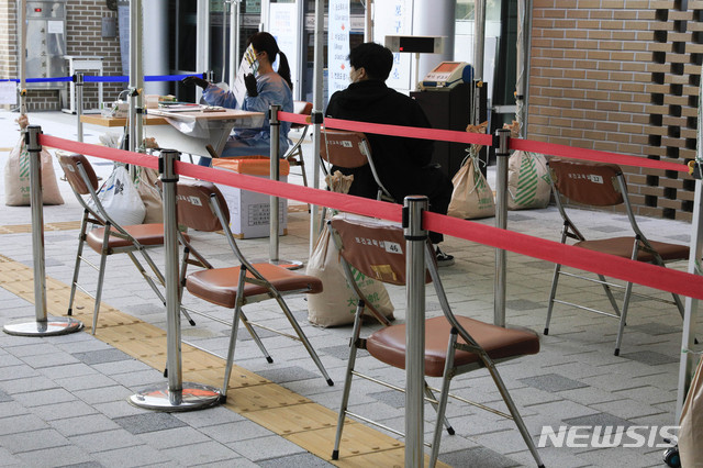 [서울=뉴시스] 박민석 기자 = 한 시민이 6일 오후 서울 마포구 마포구보건소 신종 코로나바이러스 감염증(코로나19) 선별진료소에서 검사를 받기 위해 대기하고 있다. 2020.10.06.&nbsp;&nbsp; mspark@newsis.com