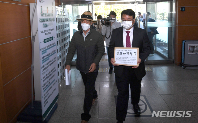 [서울=뉴시스] 최진석 기자 = 북한군에 피격돼 숨진 해양수산부 산하 서해어업지도관리단 소속 공무원 A씨의 형 이래진 씨(왼쪽)가 지난해 10월 6일 서울 국방부종합민원실로 정보공개청구를 위해 들어가고 있다. 2020.10.06. photo@newsis.com