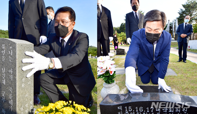 [광주=뉴시스] 류형근 기자 = 국민의힘 국민통합위원회 정운천 위원장과 김선동 사무총장이 6일 오후 광주 북구 운정동 국립5·18민주묘지를 찾아 박관현 열사와 김홍일 의원 묘역 앞에서 무릎을 꿇고 참배하고 있다. 2020.10.06. hgryu77@newsis.com