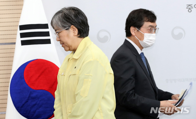 [청주=뉴시스]강종민 기자 = 정은경 중앙방역대책본부장(질병관리청장)과 성백린 연세대 생명공학과 교수가 6일 오후 충북 청주 질병관리청에서 상온 노출 의심 인플루엔자 백신 품질검사 및 현장조사 결과 발표를 위해 자리를 바꾸고 있다. 정 청장은 상온에 노출된 백신의 안전성에는 이상이 없다고 밝혔다. 2020.10.06.&nbsp; ppkjm@newsis.com