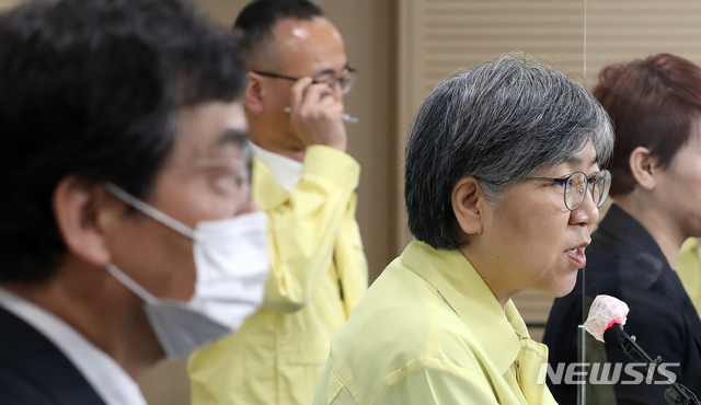 [청주=뉴시스]강종민 기자 = 정은경 중앙방역대책본부장(질병관리청장)이 6일 오후 충북 청주 질병관리청에서 상온 노출 의심 인플루엔자 백신 품질검사 및 현장조사 결과 상온에 노출된 백신의 안전성에는 이상이 없다고 밝히고 있다. 성백린 연세대 생명공학과 교수(왼쪽)와 김상봉 식약처 바이오생약국장(가운데). 2020.10.06.&nbsp; ppkjm@newsis.com