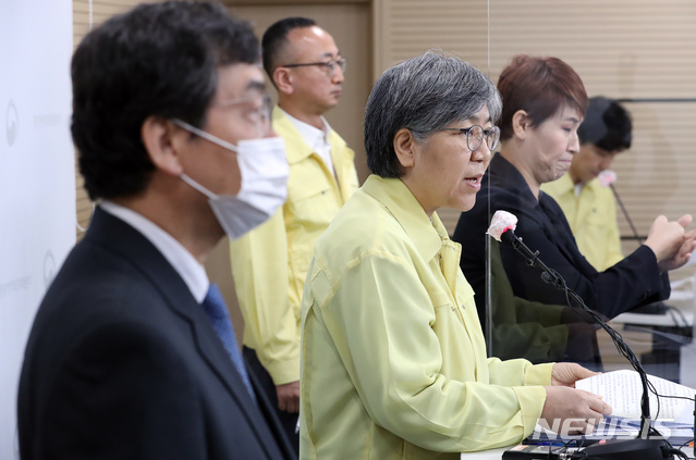 [청주=뉴시스]강종민 기자 = 정은경 중앙방역대책본부장(질병관리청장)이 6일 오후 충북 청주 질병관리청에서 상온 노출 의심 인플루엔자 백신 품질검사 및 현장조사 결과 상온에 노출된 백신의 안전성에는 이상이 없다고 밝히고 있다. 왼쪽은 성백린 연세대 생명공학과 교수. 2020.10.06.&nbsp; ppkjm@newsis.com