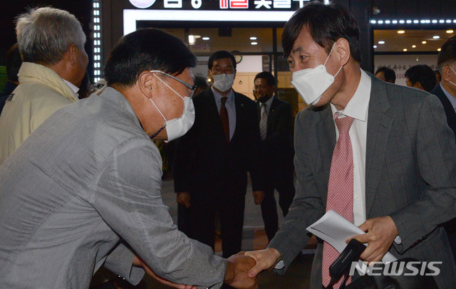 [광주=뉴시스] 변재훈 기자 = 국민의힘 하태경 의원이 6일 오후 광주 서구 마륵동 한 식당에서 5·18민주화운동 단체와 간담회를 마친 뒤 인사를 나누고 있다. 앞서 국민의힘 정운천 국민통합위원회 위원장과 호남 명예지역구 의원 등은 광주를 찾아 5·18민주묘역을 참배했다. 2020.10.06. wisdom21@newsis.com