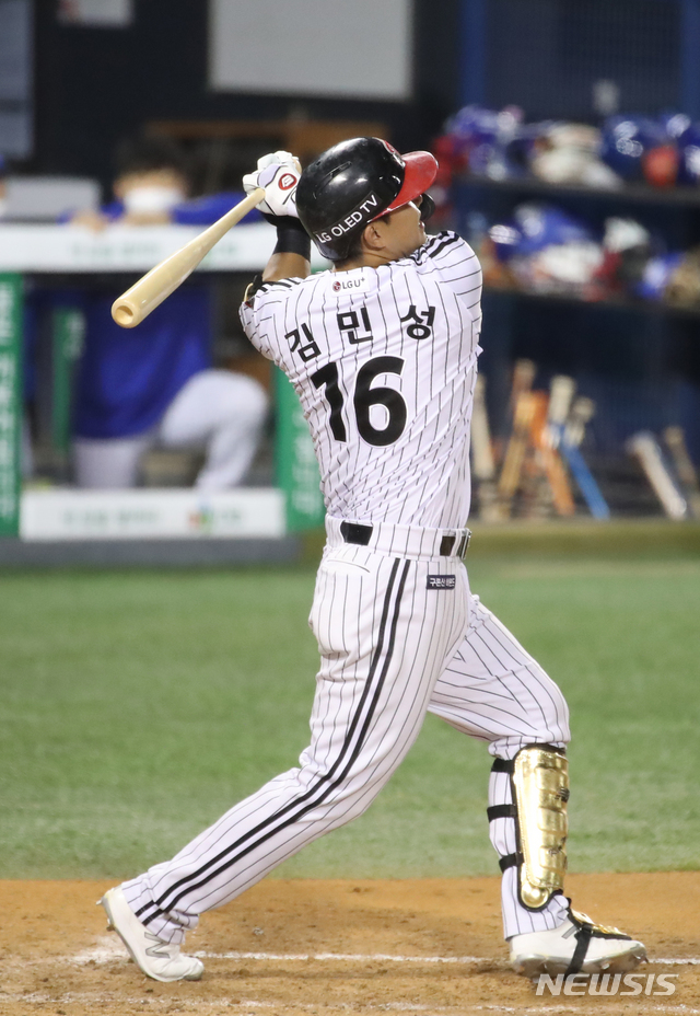 [서울=뉴시스] 조수정 기자 = 6일 오후 서울 송파구 잠실야구장에서 열린 2020 신한은행 SOL KBO리그 삼성라이온즈와 LG 트윈스 경기, 5회말 무사 LG김민성이 안타를 날리고 있다. 2020.10.06. chocrystal@newsis.com