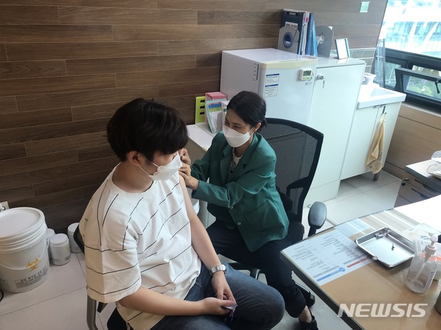 [서울=뉴시스] 서울 은평구가 국가필수 예방접종인 Tdap(파상풍·디프테리아·백일해)과 일본뇌염, 사람유두종바이러스(HPV) 감염증 예방접종을 실시하고 있다. (사진=은평구 제공, 기사와 직접 관련이 없습니다.) 2020.10.07. photo@newsis.com