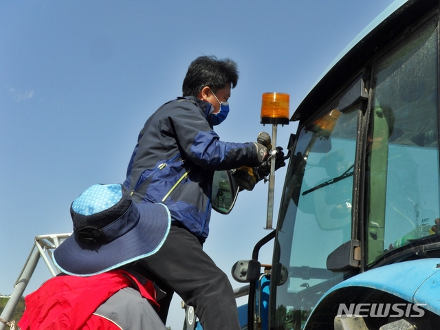 [남원=뉴시스] 이학권 기자 =전북 남원시 농업기술센터는 7일 농기계에 등화장치(경광등)를 무료로 부착하는 사업을 실시하고 있다. (사진 = 남원시 제공).2020.10.07. photo@newsis.com 
