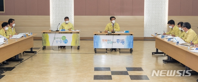 [증평=뉴시스]강신욱 기자 = 충북 증평군은 7일 군청 대회의실에서 2021년도 주요업무계획 보고회를 열고 있다. (사진=증평군 제공) 2020.10.07. photo@newsis.com