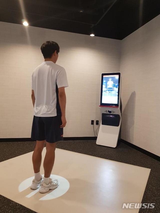 [수원=뉴시스] 자세측정 결과에 따른 맞춤형 운동법이 키오스크를 통해 제공된다.(사진=국민건강보험공단 인천경기지역본부 제공)