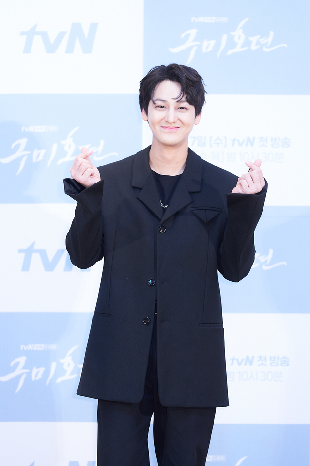 [서울=뉴시스] 7일 오후 진행된 tvN 새 수목극 '구미호뎐' 온라인 제작발표회에 참석한 배우 김범 (사진 = tvN) photo@newsis.com