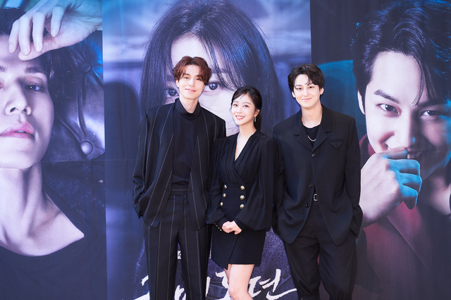 [서울=뉴시스] 7일 오후 온라인으로 진행된 tvN 새 수목극 '구미호뎐' 제작발표회에 참석한 이동욱, 조보아, 김범 (사진 = tvN) photo@newsis.com