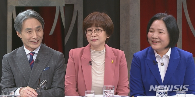 [서울=뉴시스] TBS TV 시사교양 프로그램 '정준희의 해시태그'에 출연한 변상욱 전 CBS 대기자 (왼쪽부터), 김언경 미디어인권연구소 뭉클 소장, 신지영 고려대 국어국문학과 교수, (사진=TBS 제공) 2020.10.07. photo@newsis.com