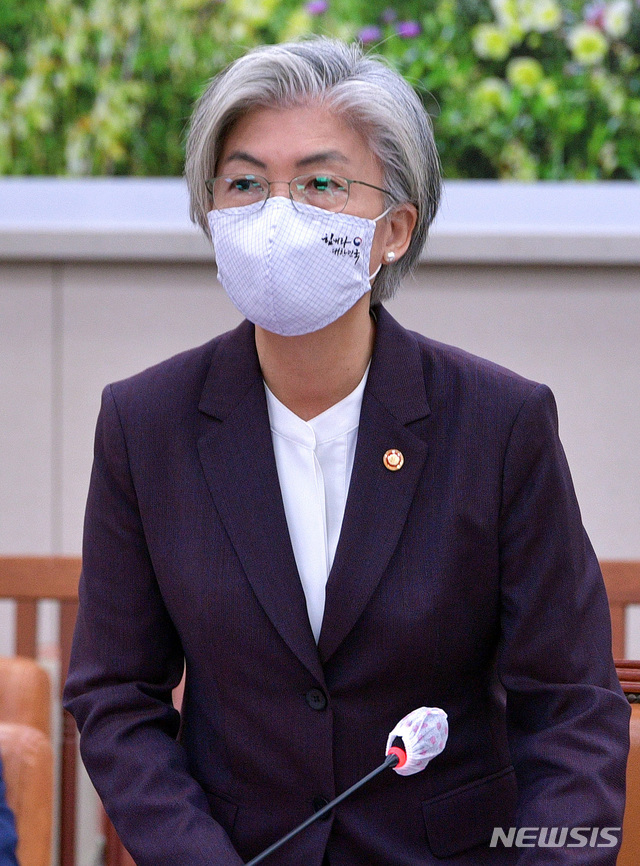 [서울=뉴시스] 김선웅 기자 = 강경화 외교부 장관이 7일 오전 서울 여의도 국회에서 열린 외교통일위원회의에 외교부에 대한 국정감사에 출석하고 있다. (공동취재사진) 2020.10.07.  photo@newsis.com