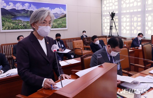 [서울=뉴시스]김선웅 기자 = 강경화 외교부 장관이 7일 오전 서울 여의도 국회 외교통일위원회에서 열린 외교부에 대한 국정감사에 출석해 업무보고를 하고 있다. (공동취재사진) 2020.10.07.&nbsp; photo@newsis.com