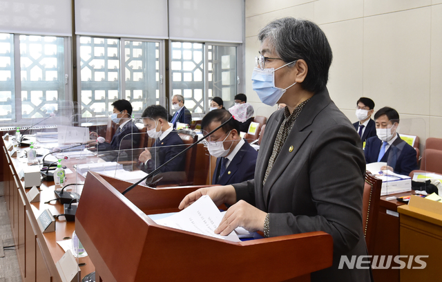 [서울=뉴시스]김선웅 기자 = 정은경 질병관리청장이 7일 서울 여의도 국회 본관 보건복지위원회의실에서 열린 보건복지부-질병관리청 등 2020 국정감사에서 업무보고를 하고 있다. (공동취재사진) 2020.10.07.&nbsp; photo@newsis.com