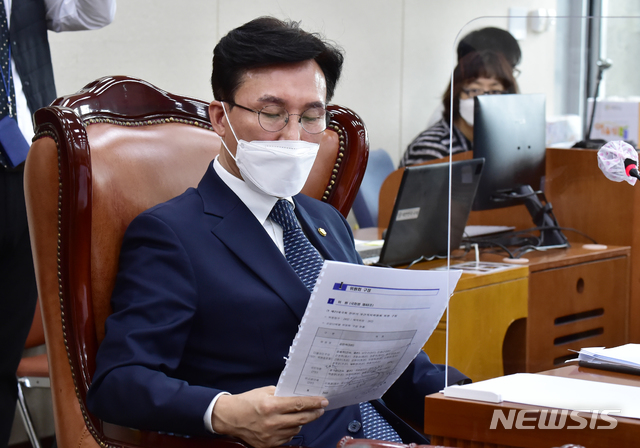 [서울=뉴시스]김선웅 기자 = 김민석 위원장이 7일 서울 여의도 국회 본관 보건복지위원회 회의실에서 열린 보건복지부-질병관리청 등 2020 국정감사를 주재하는중 자료를 살피고 있다. (공동취재사진) 2020.10.07. photo@newsis.com