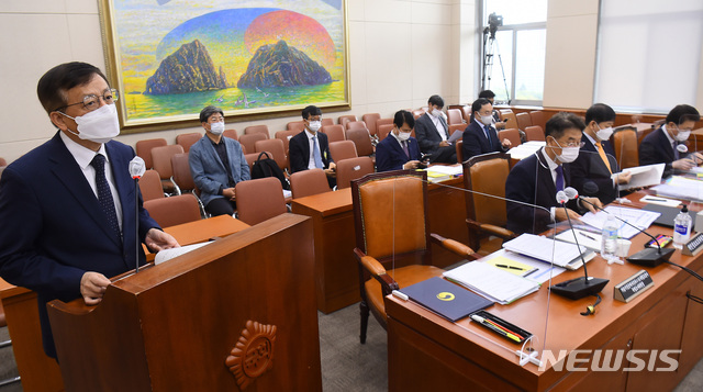 [서울=뉴시스] 최동준 기자 = 장완익 가습기살균제 사건과 4·16 세월호 참사 특별조사위원회 위원장이 7일 오전 서울 여의도 국회에서 열린 정무위원회의 국정감사에서 업무보고를 하고 있다.(공동취재사진) 2020.10.07. photo@newsis.com