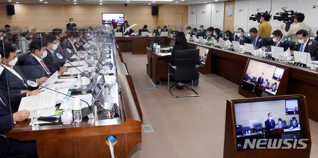 [세종=뉴시스]강종민 기자 = 홍남기 부총리 겸 기획재정부 장관이 7일 오전 정부세종청사에서 열린 국회 기획재정위원회의 기재부에 대한 국정감사에서 인사말을 하고 있다. (공동취재사진) 2020.10.07.&nbsp; photo@newsis.com