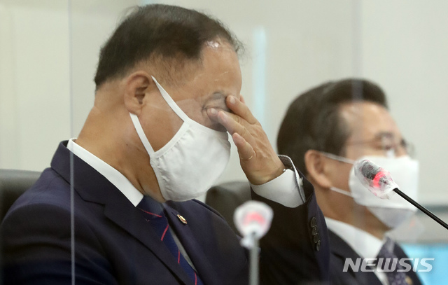 [세종=뉴시스]강종민 기자 = 홍남기 부총리 겸 기획재정부 장관이 7일 오전 정부세종청사에서 열린 국회 기획재정위원회의 기재부에 대한 국정감사에서 류성걸 위원의 재정준칙 적절성에 대한 질의를 들으며 얼굴을 만지고 있다. 2020.10.07.&nbsp; ppkjm@newsis.com