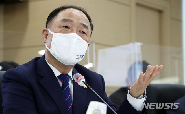 [세종=뉴시스]강종민 기자 = 홍남기 부총리 겸 기획재정부 장관이 7일 오전 정부세종청사에서 열린 국회 기획재정위원회의 기재부에 대한 국정감사에서 재정준칙 적절성에 대한 질의에 답변하고 있다. 2020.10.07.&nbsp; ppkjm@newsis.com