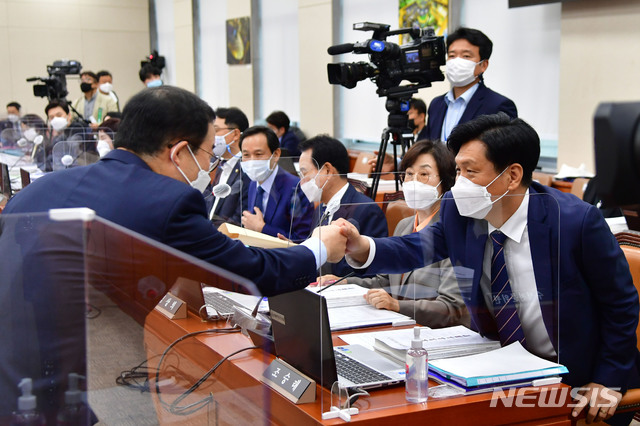 [서울=뉴시스] 최동준 기자 = 더불어민주당 조승래 간사, 국민의힘 박성중 간사가 7일 서울 여의도 국회에서 열린 과학기술정보방송통신위원회의 과기부 등에 대한 국정감사에서 인사를 하고 있다. (공동취재사진) 2020.10.07. photo@newsis.com