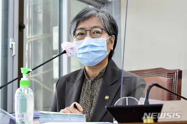 [서울=뉴시스] 김선웅 기자 = 정은경 질병관리청장이 7일 서울 여의도 국회 본관 보건복지위원회의실에서 열린 보건복지부-질병관리청 등 2020 국정감사에서 의원 질의에 답하고 있다. (공동취재사진) 2020.10.07. photo@newsis.com