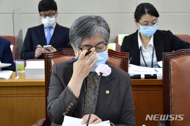 [서울=뉴시스] 김선웅 기자 = 정은경 질병관리청장이 7일 서울 여의도 국회 본관 보건복지위원회의실에서 열린 보건복지부-질병관리청 등 2020 국정감사에서 안경을 고쳐쓰고 있다.(공동취재사진) 2020.10.07. photo@newsis.com