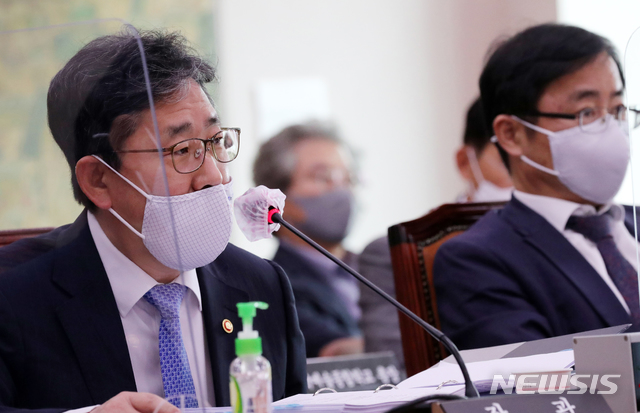 [서울=뉴시스]최동준 기자 = 박양우 문화체육부 장관이 7일 국회 문화체육관광위원회의 문화체육부와 소속기관에 대한 국정감사에 출석해 의원들의 질문에 답변하고 있다. (공동취재사진) 2020.10.07.&nbsp; photo@newsis.com