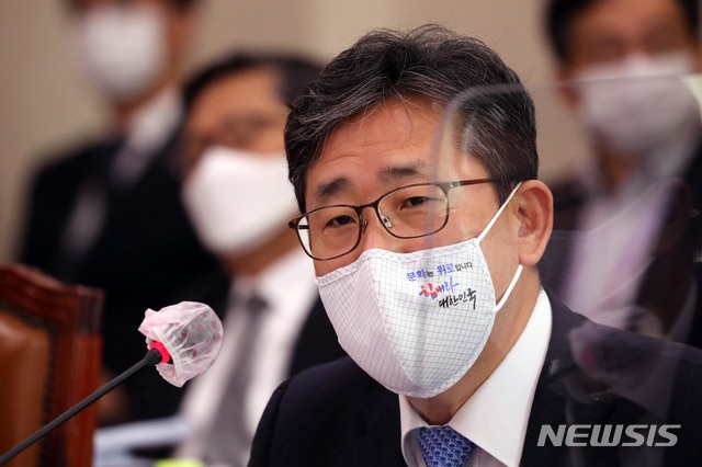 [서울=뉴시스]최동준 기자 = 박양우 문화체육부 장관이 7일 국회 문화체육관광위원회의 문화체육부와 소속기관에 대한 국정감사에 출석해 의원들의 질문에 답변하고 있다. (공동취재사진) 2020.10.07.&nbsp; photo@newsis.com