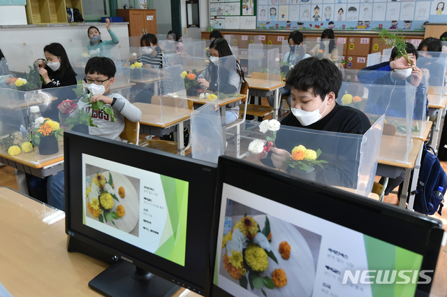 [안양=뉴시스] 김종택기자 = 7일 경기 안양남초등학교에서 열린 '드림하이 진로체험 페스티벌'에서 학생들이 생화로 꽃꽂이를 하며 직업 체험을 하고 있다. 2020.10.07.jtk@newsis.com