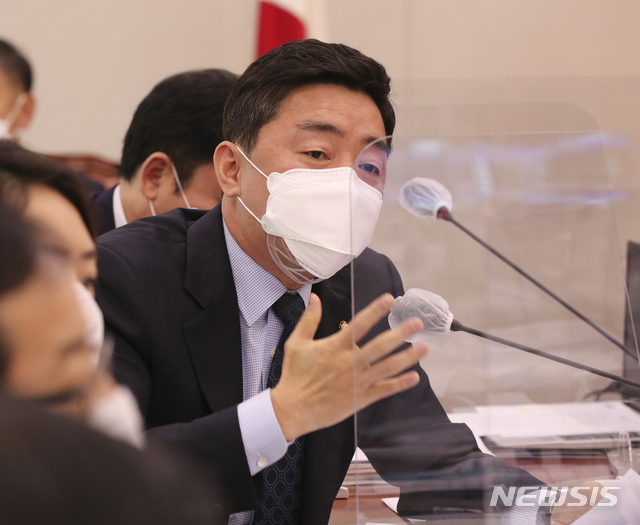 [서울=뉴시스]김선웅 기자 = 더불어민주당 강훈식 의원. (공동취재사진) 2020.10.07. photo@newsis.com