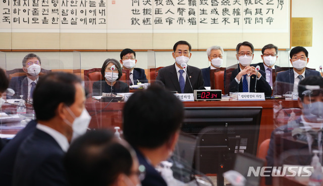 [서울=뉴시스]김선웅 기자 = 조재연 법원행정처장 7일 오전 국회 법제사법위원회에서 열린 대법원 등에 대한 국정감사에서 의원들의 질문에 답변하고 있다. (공동취재사진) 2020.10.07.&nbsp; photo@newsis.com